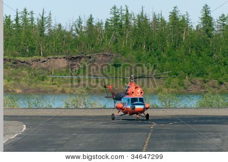Helicóptero faz taxiando