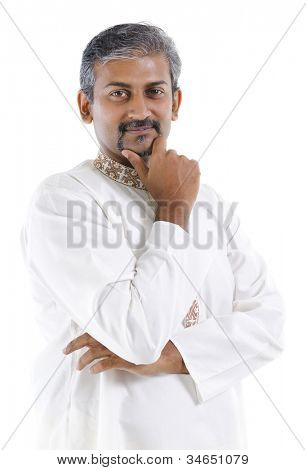 มั่นใจผู้ใหญ่โบราณอินเดียชาย dhoti kurta แยกต่างหากบนพื้นหลังสีขาว