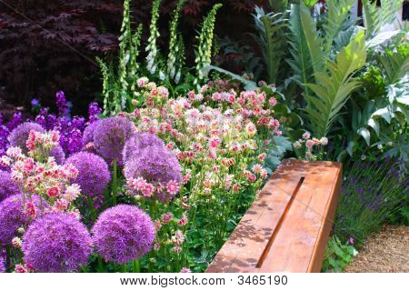 Blomster og bænk