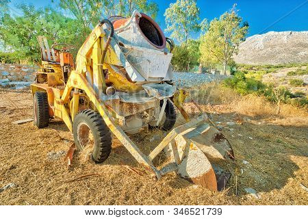Mobile Automatic Self-loading Concrete Mixer With Excavator. Little Yellow Truck Automixer For Mines
