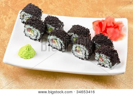 rotolo di sushi con tonno, avacado