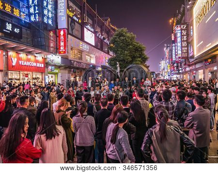 Changsha/china-17 October 2018:unacquainted Street Performers Singing At Huangxing Walking Street In