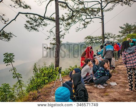 Loei/thailand-17 Feb 2019:unacquainted Tourist Waiting For Sunrise In Early Morning At Phu Kradueng 