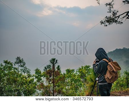 Loei/thailand-17 Feb 2019:unacquainted Tourist Waiting For Sunrise In Early Morning At Phu Kradueng 