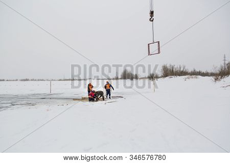 Workers Catch Ice Blocks In The Lane
