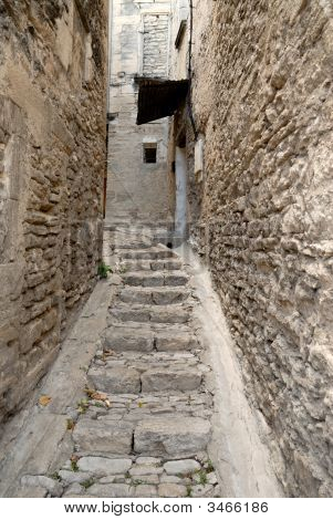 Rue étroite en ville médiévale