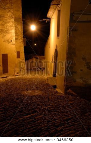 Rue étroite en ville médiévale