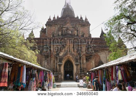 Began, Burama-March 9, 2017: Htilominlo temple and shops with souvernirs, Bagan, Myanmar. (BURMA)
