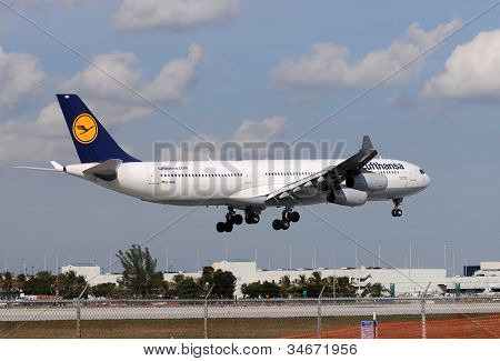 Lufthansa uzun uçuş Miami International adlı iniş