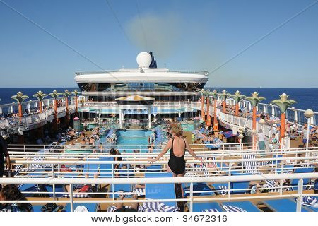 Kreuzfahrtschiff auf hoher See