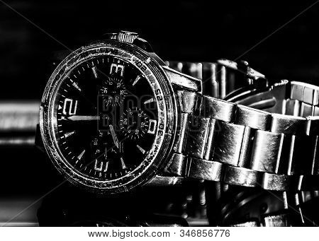 Chronograph Wrist Watch Metal Body And Strap