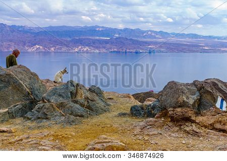 Eilat, Israel - January 18, 2020: View Of Mount Tzfahot And The Gulf Of Aqaba, With Hikers. Eilat Mo