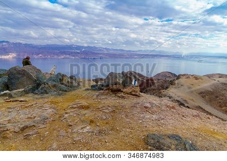 Eilat, Israel - January 18, 2020: View Of Mount Tzfahot And The Gulf Of Aqaba, With Hikers. Eilat Mo