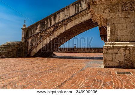 Photos Of The Beautiful Medieval Church And Houses Of The Umbrian Towns (italy)