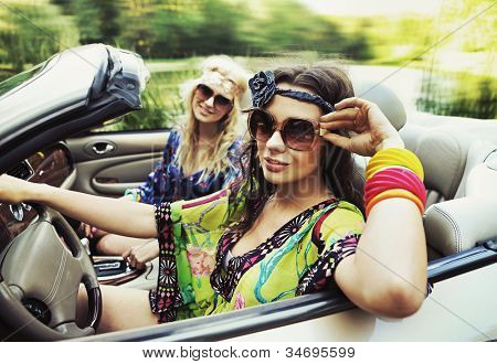 Dos mujeres jóvenes que conducir un coche