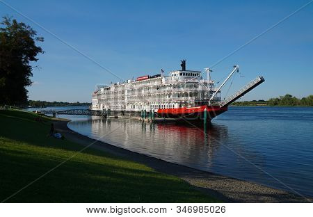 Kennewick, Washington/usa - August 16, 2017: A Beautiful Old Paddleboat Is Docked Along A River Fron