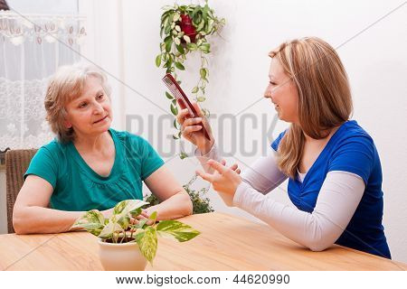 젊은 여자 수석 빗을 보여주는