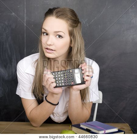 Ritratto di uno studente piuttosto carino con libro vicino a lavagna