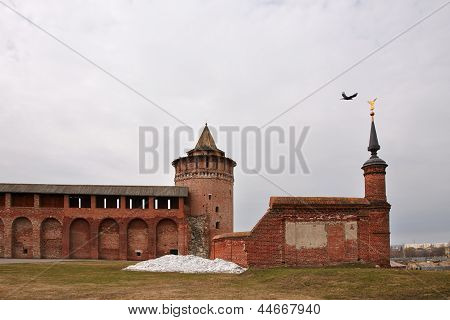 Toren en een muur van Colomna kremlin