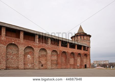 Toren en een muur van Colomna kremlin