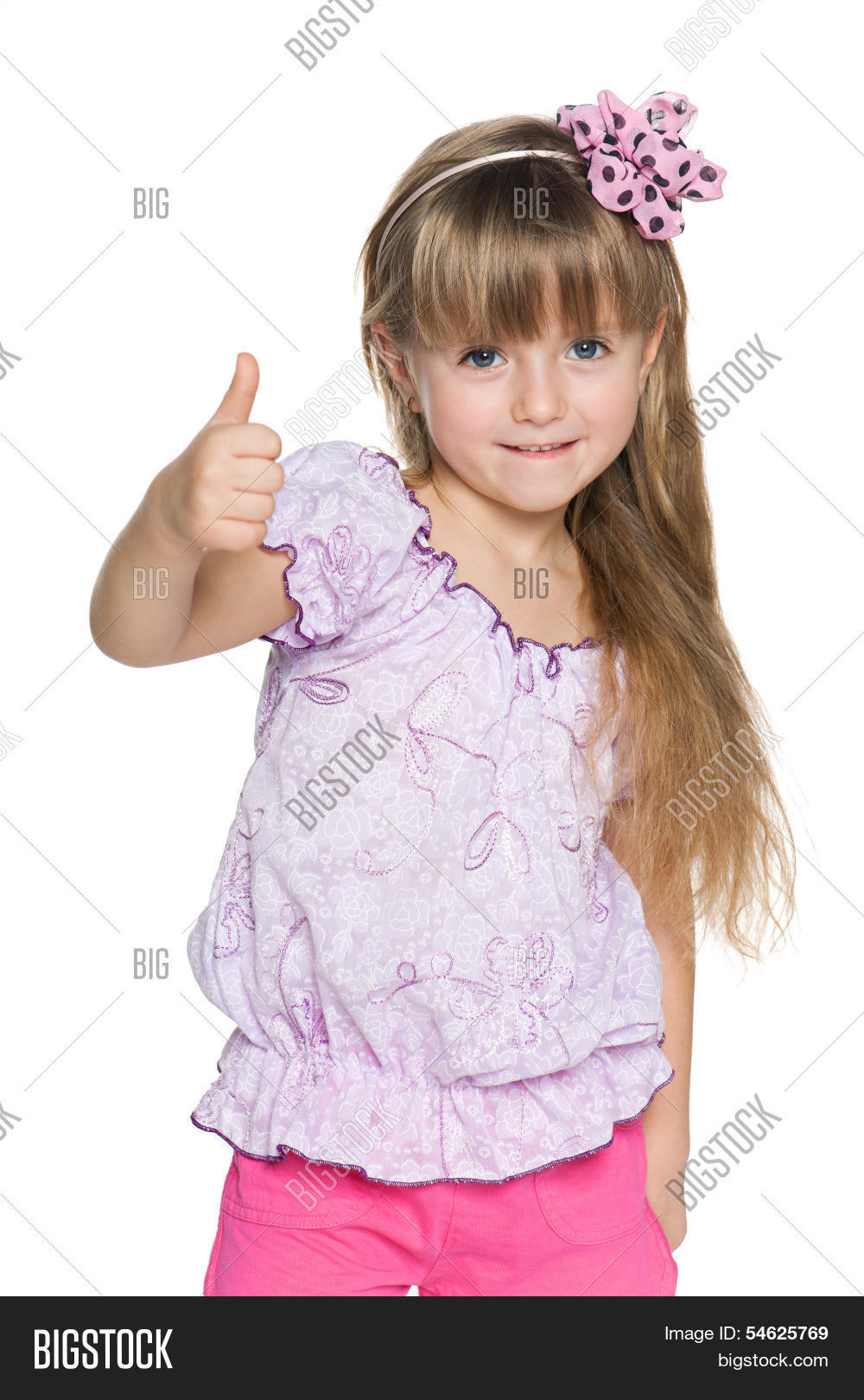 Девочка указывает пальцем. Маленькие девочки показывают свои опыты. Покажи девочку ее. Покажи девочку ее. Маленькие девочки показывают свои опыты.
