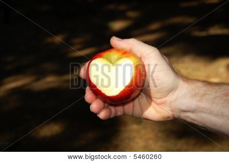 Сердце на Apple