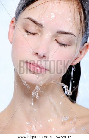 Semale cara con corriente de agua en el rostro
