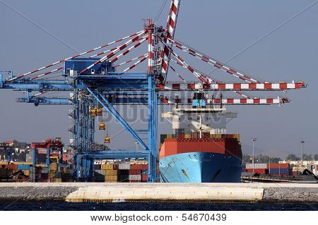 Containers cranes
