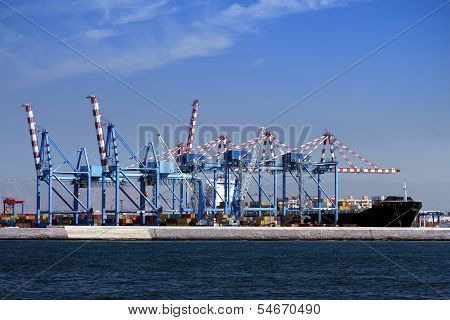 Containers cranes