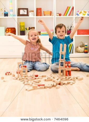 Kids stolz ihrer Holzblock-Gebäude