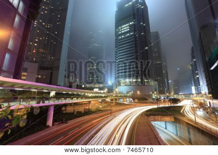 o tráfego na cidade durante a noite
