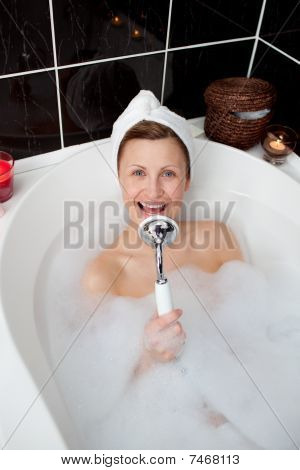 happy Woman singen in einem Schaumbad