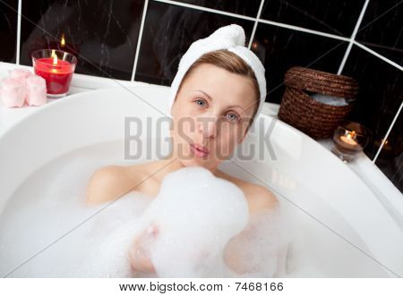 mich Frau Spaß in einem Schaumbad