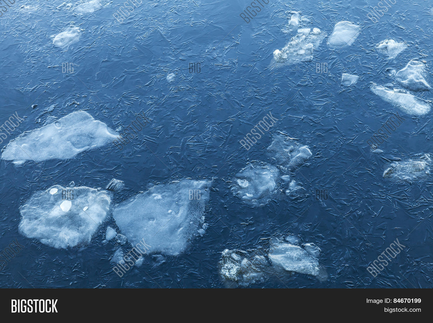 Ледяная корка на снегу. Тонкий слой льда. Озеро байкал лед. Снег на поверхности. Треснувший лёд вблизи.