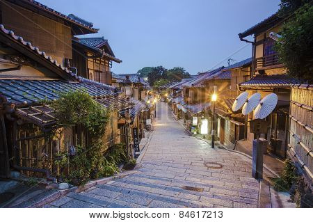 A quiet traditional back street in Gion, Kyoto, Japan.