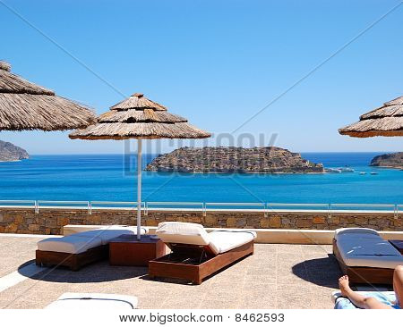 Sunbeds Spinalonga 섬, 크레타, 그리스에서 볼 수 있는 럭셔리 호텔