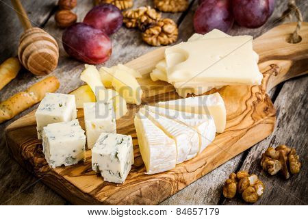 Mix Cheese: Emmental, Camembert, Parmesan, Blue Cheese, Blue Cheese, With Walnuts And Grape
