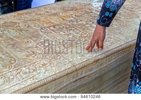 Hafez Tomb hand touching
