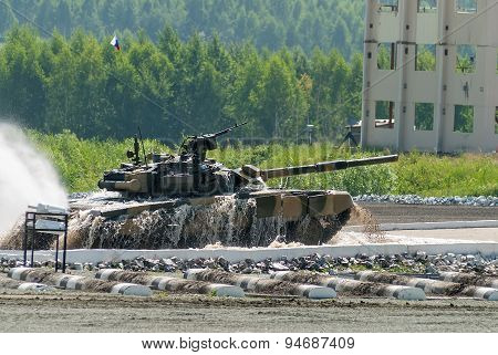 Tank T-80 moves from water ford