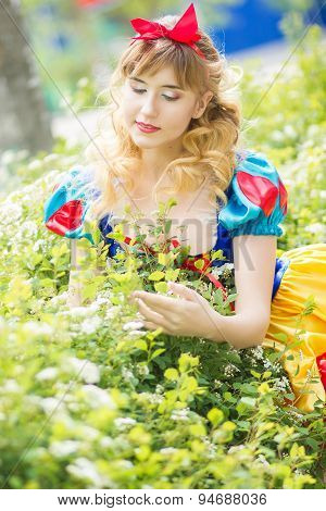 Woman posing in the green bushes