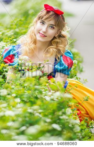 Woman posing in the green bushes