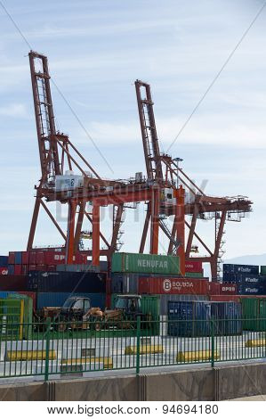 shipyard, freight harbor / port , drilling  rig
