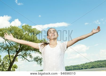 Portrtait of a happy girl at the beach enjoying the life
