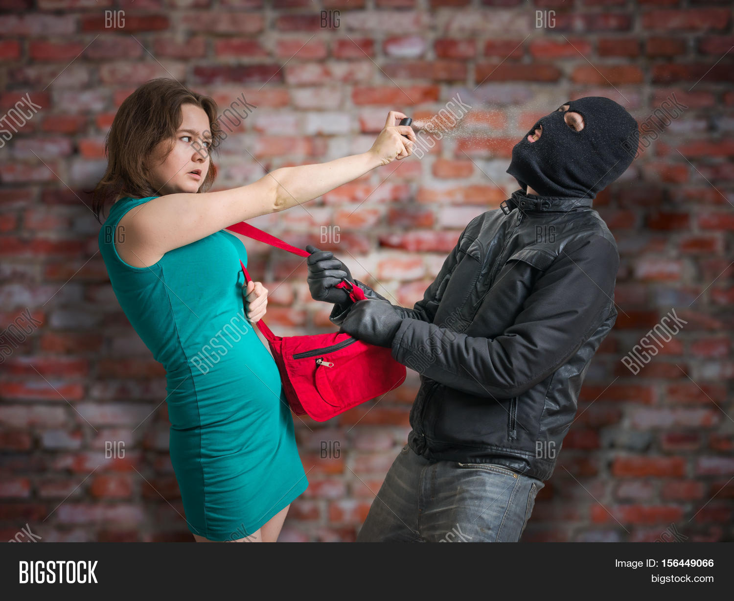 Крав мага. Как девушки защищаются. Как девушки защищаются. Как девушки защищаются. Девушка защищается от мужчины.