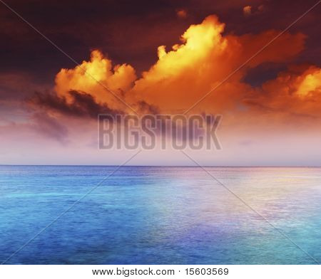 Drammatico cielo al tramonto con nuvole sull'oceano