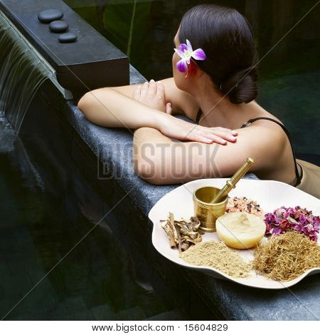 Giovane donna ricevendo trattamento spa resort tropicale