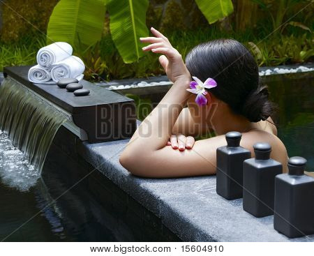 Giovane donna ricevendo trattamento spa resort tropicale