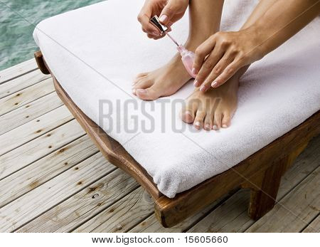 Closeup de manos y pies femeninos. Tratamiento de belleza otdoors