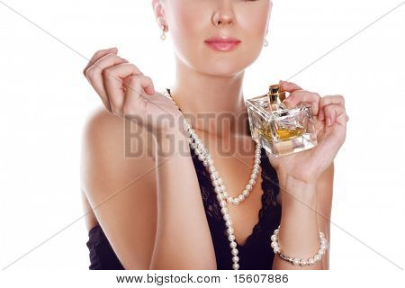 Mulher em estilo clássico, aplicar o perfume em seu wrest. Concentrar-se nas mãos e garrafa.