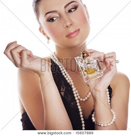 Mulher em estilo clássico, aplicar o perfume em seu wrest. Concentrar-se no rosto.